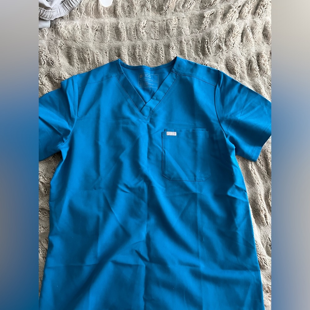 FIGS mens top size L